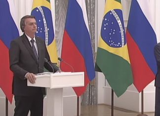 Ao lado de Putin no Kremlin, Bolsonaro defende soberania de países e empenho pela paz