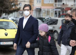 Presidente da Macedônia do Norte leva à escola menina com síndrome de Down vítima de bullying
