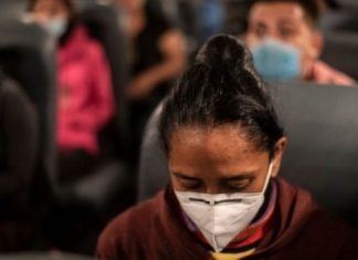 Por que os EUA começaram a deportar venezuelanos para a Colômbia