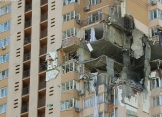 VÍDEO: míssil atinge prédio residencial em Kiev