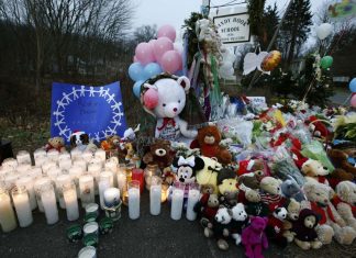 Famílias de vítimas do massacre de Sandy Hook fecham acordo com empresa fabricante de armas