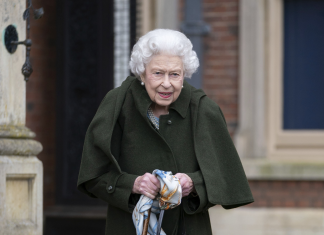 Elizabeth II faz rara aparição pública antes de seus 70 anos de reinado