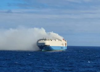 Socorristas resgatam 22 tripulantes de navio em chamas no arquipélago português de Açores