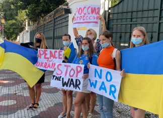 Ucranianos que vivem em SP fazem ato contra invasão do país em frente à Embaixada da Rússia, na Zona Sul