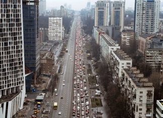 Milhares de pessoas tentam deixar Kiev, e capital da Ucrânia vive caos