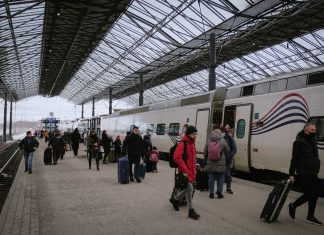 Com receio de sanções, russos lotam o único trem que ainda liga seu país à União Europeia