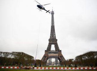 Torre Eiffel cresce 6 metros após instalação de nova antena