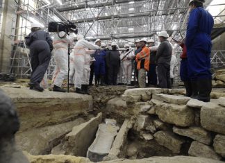 Sarcófago de chumbo do século 14 é encontrado no subsolo da Notre-Dame de Paris