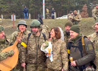 Soldados da resistência ucraniana se casam em barreira de Kiev