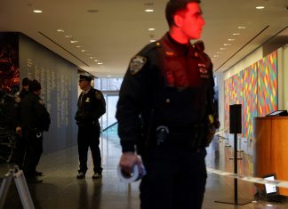 Polícia de Nova York esvazia museu e investiga suposto ataque a faca