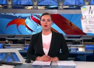 Funcionária de TV estatal russa invade programa para protestar contra a guerra na Ucrânia
