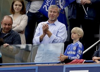 Reino Unido bloqueia bens de Abramovich, dono do Chelsea; venda do time fica suspensa