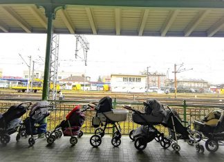 FOTO: Mães deixam carrinhos de bebê em estação da Polônia para receber crianças refugiadas da Ucrânia