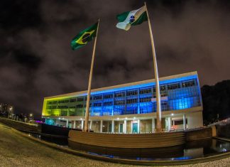 Palácio Iguaçu, em Curitiba, é iluminado com as cores da bandeira da Ucrânia; FOTOS
