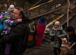 FOTOS: moradores de cidade perto de Kiev fogem em desespero diante do avanço russo
