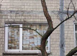 Foto mostra ‘barricada de livros’ em janela de Kiev