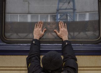 Pai que despede de filha em trem em Kiev é um dos registros comoventes da guerra