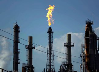 EUA e aliados europeus discutem proibição de importações de petróleo russo