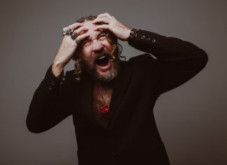 Silvério Pessoa jorra reflexão sobre o afeto no álbum ‘Sangue de amor’