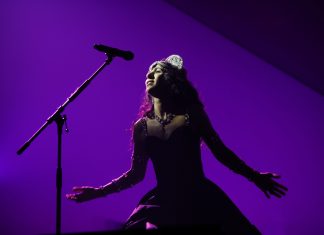 Marisa Monte celebra Cassiano ao cantar ‘A lua e eu’ na passagem do show ‘Portas’ pela Paraíba