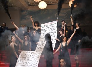 Ativistas protestam em Cannes e exibem cartaz com nomes de 129 mulheres assassinadas