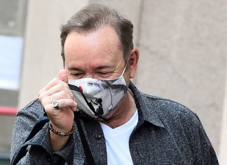 Kevin Spacey diz que vai ‘aparecer voluntariamente’ no tribunal no Reino Unido