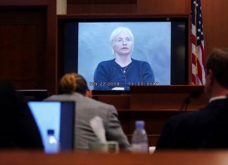 Ellen Barkin, ex-namorada de Johnny Depp, diz em depoimento que ator era ciumento e controlador