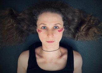 Ativista da banda Pussy Riot foge da Rússia disfarçada de entregador de comida