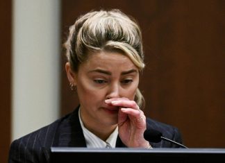 Amber Heard é questionada sobre faca e recados de amor pelos advogados de Depp