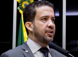 Pré-candidato à presidência, André Janones destina quase R$ 2 milhões para exposição com show de Gusttavo Lima em MG