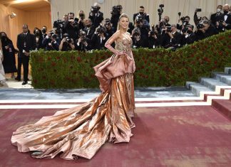 Blake Lively impressiona com vestido gigante que revela nova cor no tapete vermelho do Met Gala