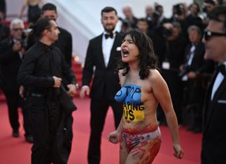 Mulher seminua invade tapete vermelho no Festival de Cannes 2022 em protesto a favor da Ucrânia