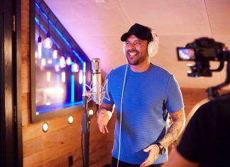 Diogo Nogueira defende o sorriso em single de batida pop