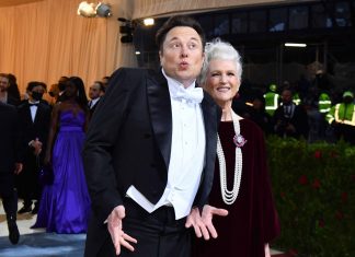 Elon Musk vai acompanhado da mãe ao Met Gala