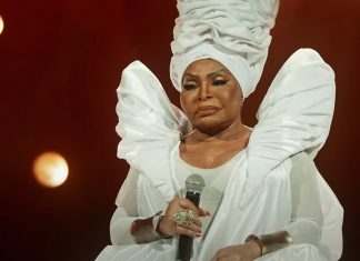 Elza Soares transcende ao portar o estandarte da arte em show no Theatro Municipal de São Paulo