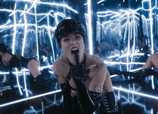 Halsey diz que gravadora exige vídeo de sucesso no TikTok para lançar música