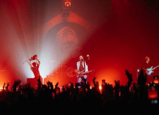 McFly faz show improvisado após Tom perder a voz e levanta fãs nostálgicos