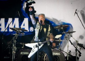 Metallica faz show poderoso para 70 mil em SP e vocalista brinca com parto de fã em Curitiba