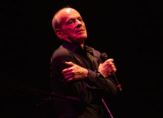 Ney Matogrosso transita entre o drama e a sensualidade em recital com o pianista Leandro Braga