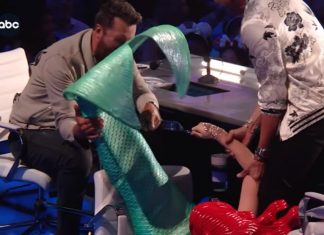 Katy Perry, vestida de ‘pequena sereia’, leva tombo de cadeira durante gravação do ‘American Idol’