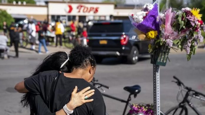 pessoas-se-abracam-no-local-onde-ocorreram-assassinatos-em-buffalo