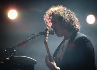 The Kooks comenta aniversário de 15 anos do álbum de estreia: ‘Fomos clichês por muito tempo’