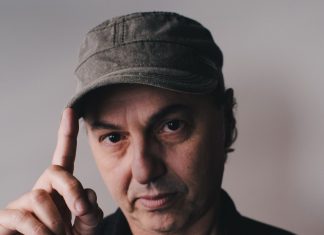 Zeca Baleiro adiciona músicas de José Mário Branco e Xutos & Pontapés a álbum com canções portuguesas