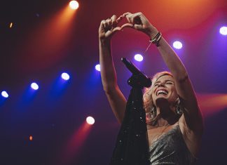 Joss Stone canta para 4 mil pessoas em show à vontade e cheio de improviso em SP