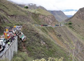 Acidente de ônibus na Colômbia deixa 20 mortos; veículo ficou à beira de um abismo