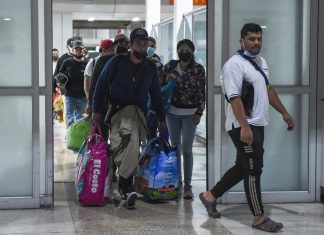 Migrantes retornam à Venezuela após mudança de regra para entrada nos EUA