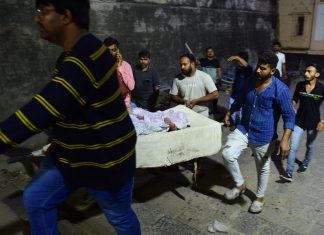Colapso de ponte na Índia deixa ao menos 120 mortos