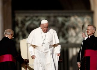 Em encontro com padres, papa diz que religiosos não são imunes a pornografia na internet