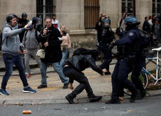 Policiais e manifestantes entram em confronto em Paris; veja vídeo