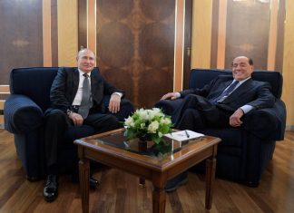 Putin presenteia Berlusconi com 20 garrafas de vodka, e UE diz que envio foi ilegal